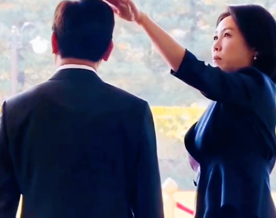 李在明夫妇和尹锡悦夫妇，谁更恩爱呢？
是不是都是逢场作戏呢？
李在明妻子是不是夫