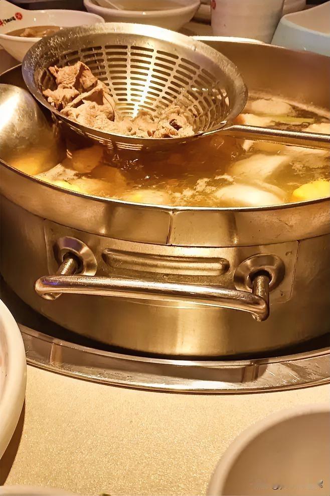 聚餐
周日正是逢母亲节，儿媳带我来到长春上海路万达广场。
本来白天想去百花园看看