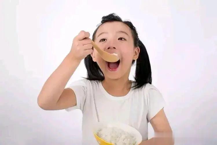 这5个信号，说明孩子的脾胃在慢慢变好
 
1、皮肤状态变好，红润有光泽，不暗沉、