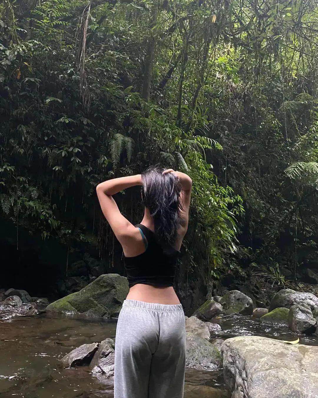 舞低杨柳楼心月
#谁家玉女俏容颜# #红颜美女风彩# #花悔美女溶# #风情百媚