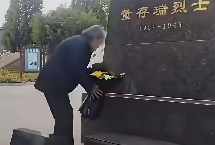 岁月流转，英雄不朽！这是烈士董存瑞妹妹86岁的董存梅祭奠时的留影，1948年，年