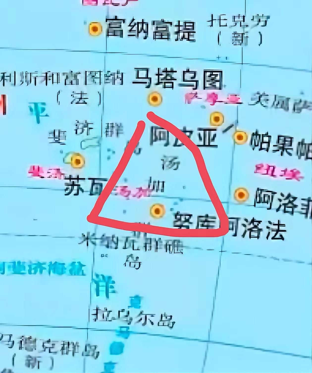 这次对汤加的高规格接待，已经把大家都看懵了。
​一个陆地 747 平方公里、人口