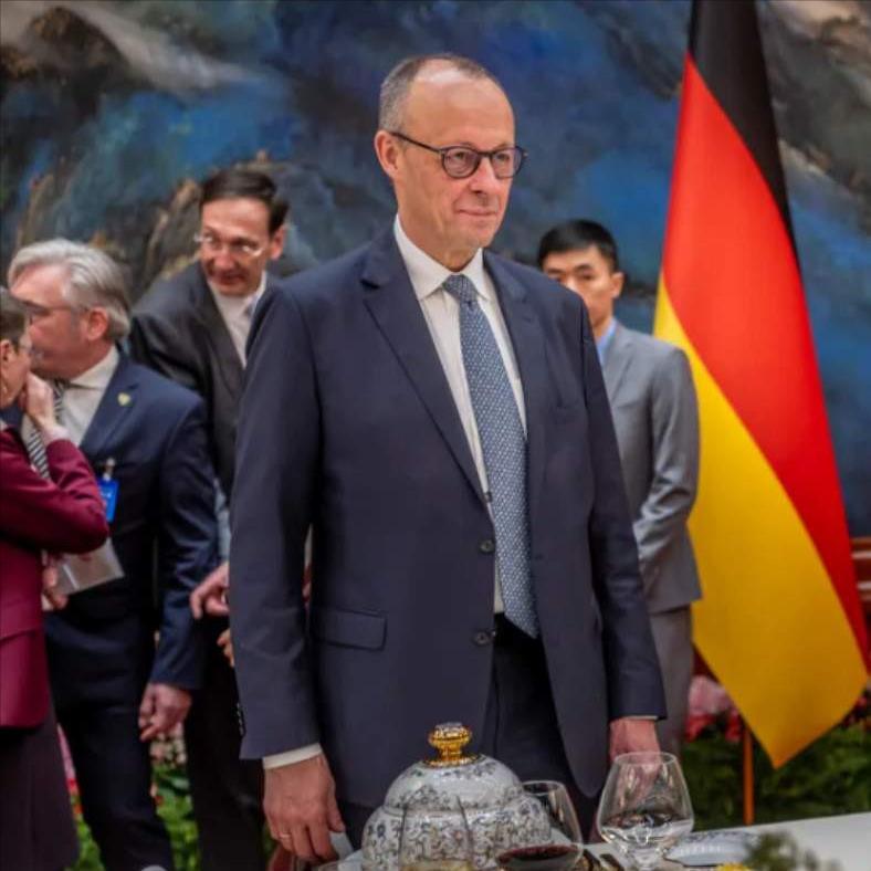 德国总理默茨宣布，中国将向空客Airbus订购“最多120架”飞机。

消息出来