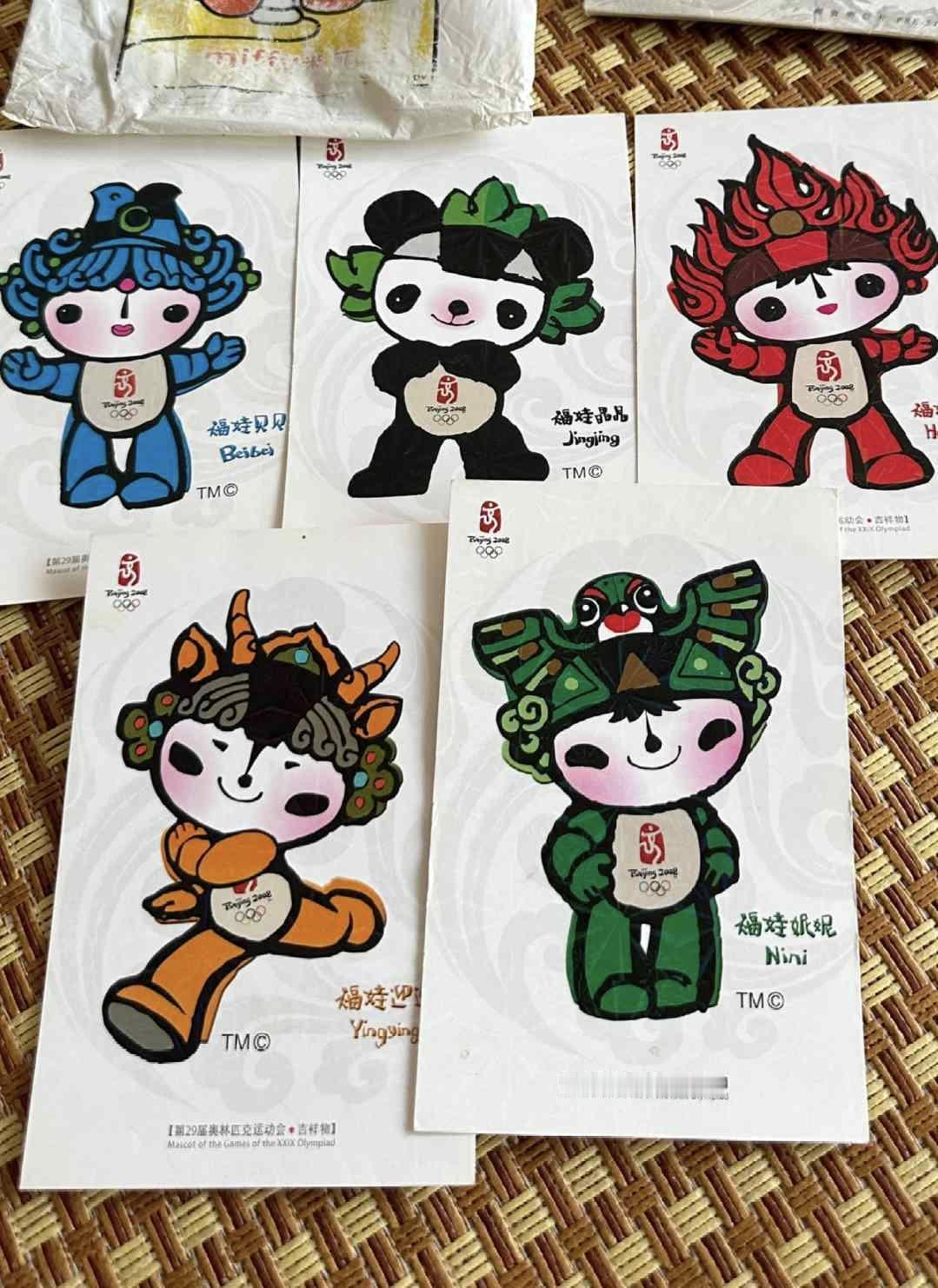 贝贝的鱼纹涟漪、晶晶的熊猫憨态，那些欢快的身影掠过水墨长卷时，你咯咯笑出声来。那