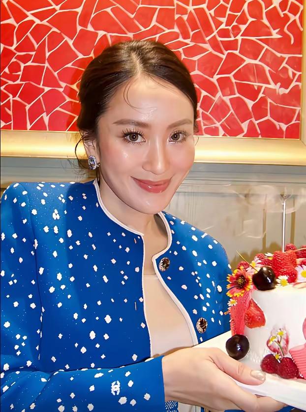38岁当上泰国最年轻女总理，街头都叫她“小姑姑”。结果一通喊洪森“叔叔”的私密电
