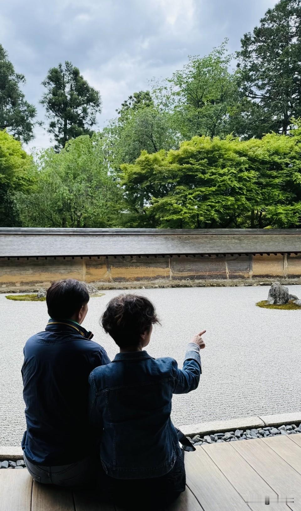 再热烈的爱情，日子久了都会归于平淡，为了孩子及日常生活争吵、隔阂都是常态。婚姻不