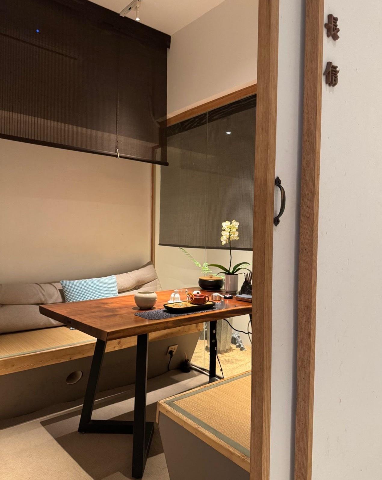 品茶赏器交友  有了茶，生活有了诗意，有了乐趣，时光多了厚度，多了故事，一盏茶里