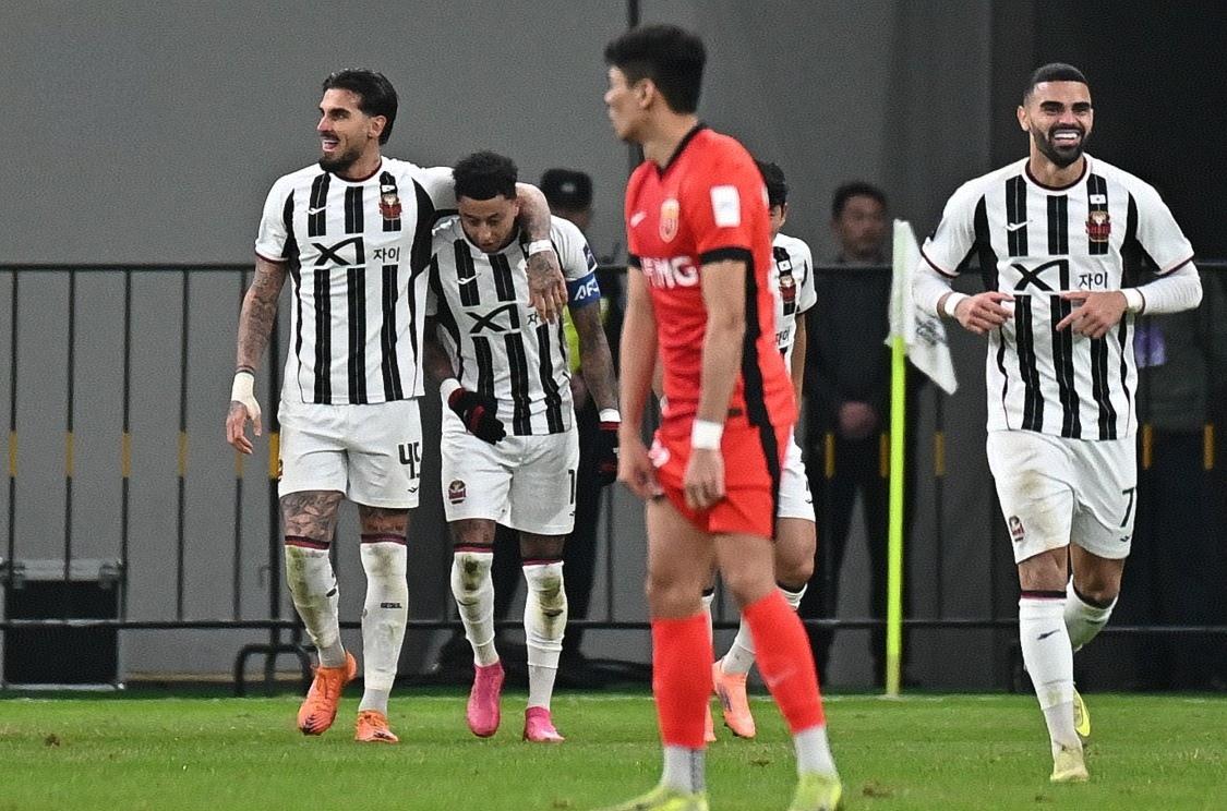 我们的中超冠军竟然在亚冠联赛垫底！
上海海港主场1-3不敌首尔，继续排在亚冠联赛