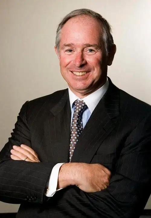 美国超级富豪苏世民，公开放话：“美国正在把中国逼成无法战胜的对手！”随后，他捐款