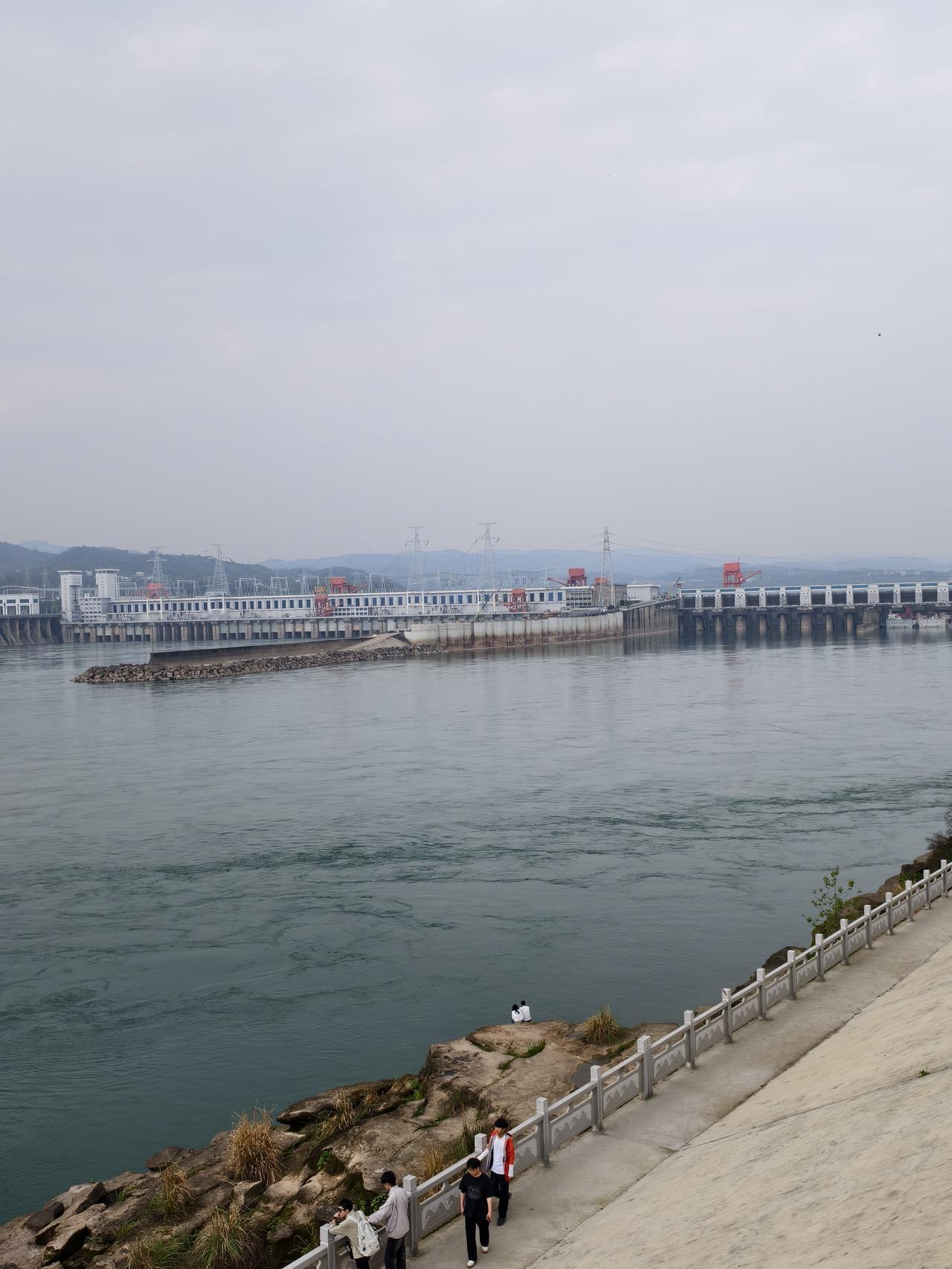 第一次在这里亲眼看到了江豚跃出水面，甚幸！
宜人之城，昌盛之地，美好生活，优良生