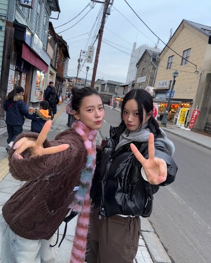 李惠利赵美延日本同游  赵美延李惠利圣诞合照  美女们一起玩啦！ 