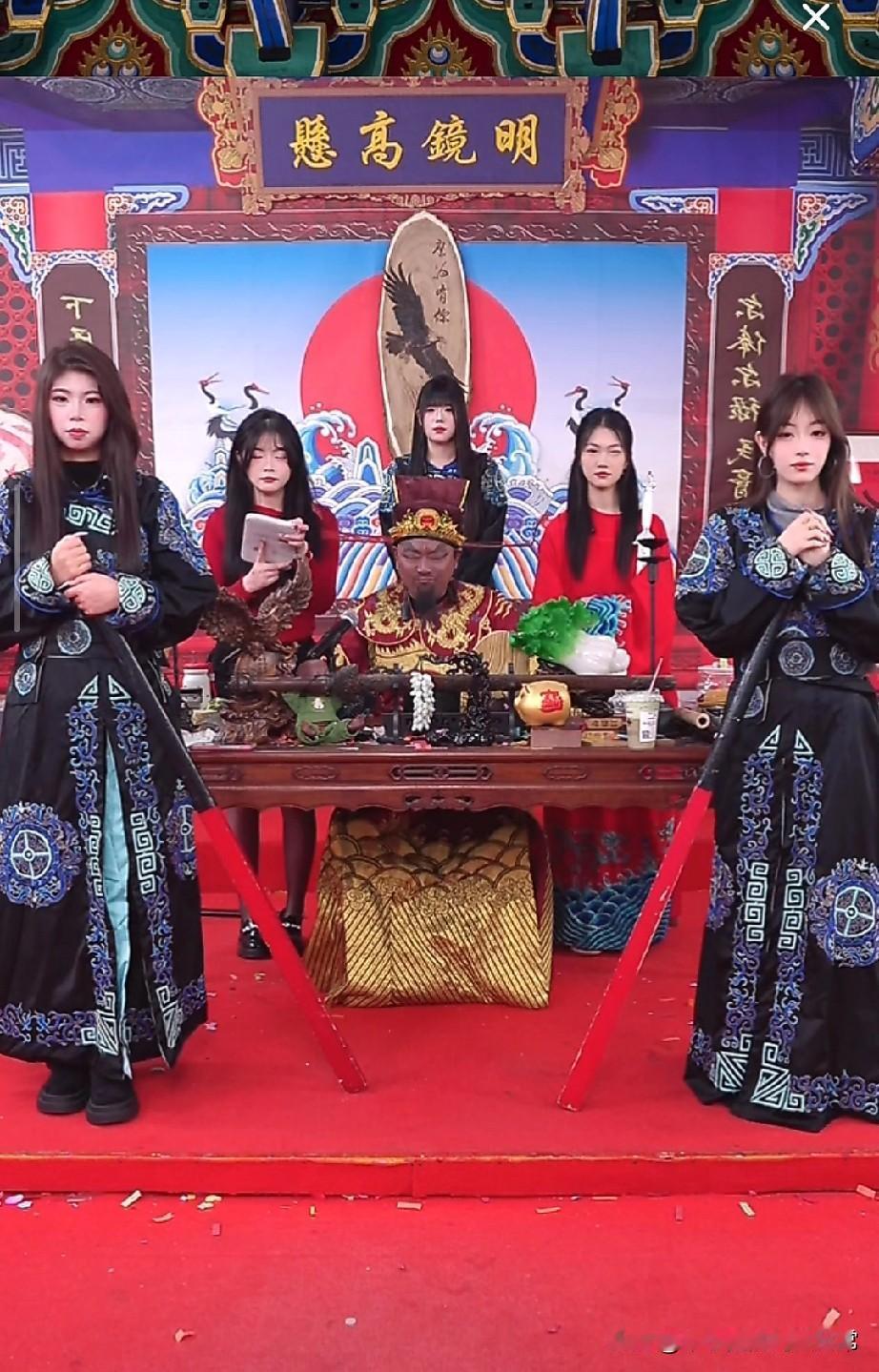 包拯直播引发打赏热议!
刷到个“包拯开直播”的现场，差点笑到拍大腿——堂堂开封府