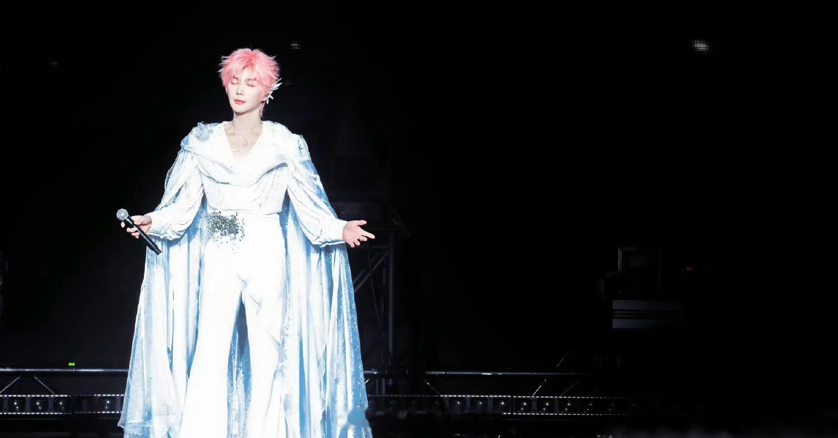 派酱安利 郝熠然粉发 天呐！完全是小王子来的吧！粉发+白衣简直美神降临～舞台上整