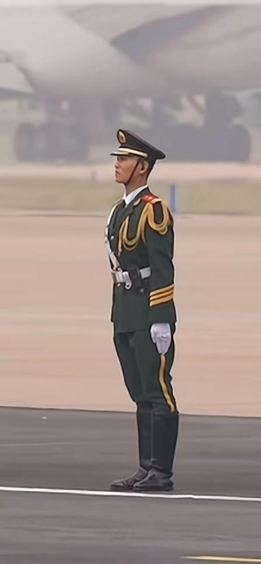向我们崇拜人民子弟兵致敬