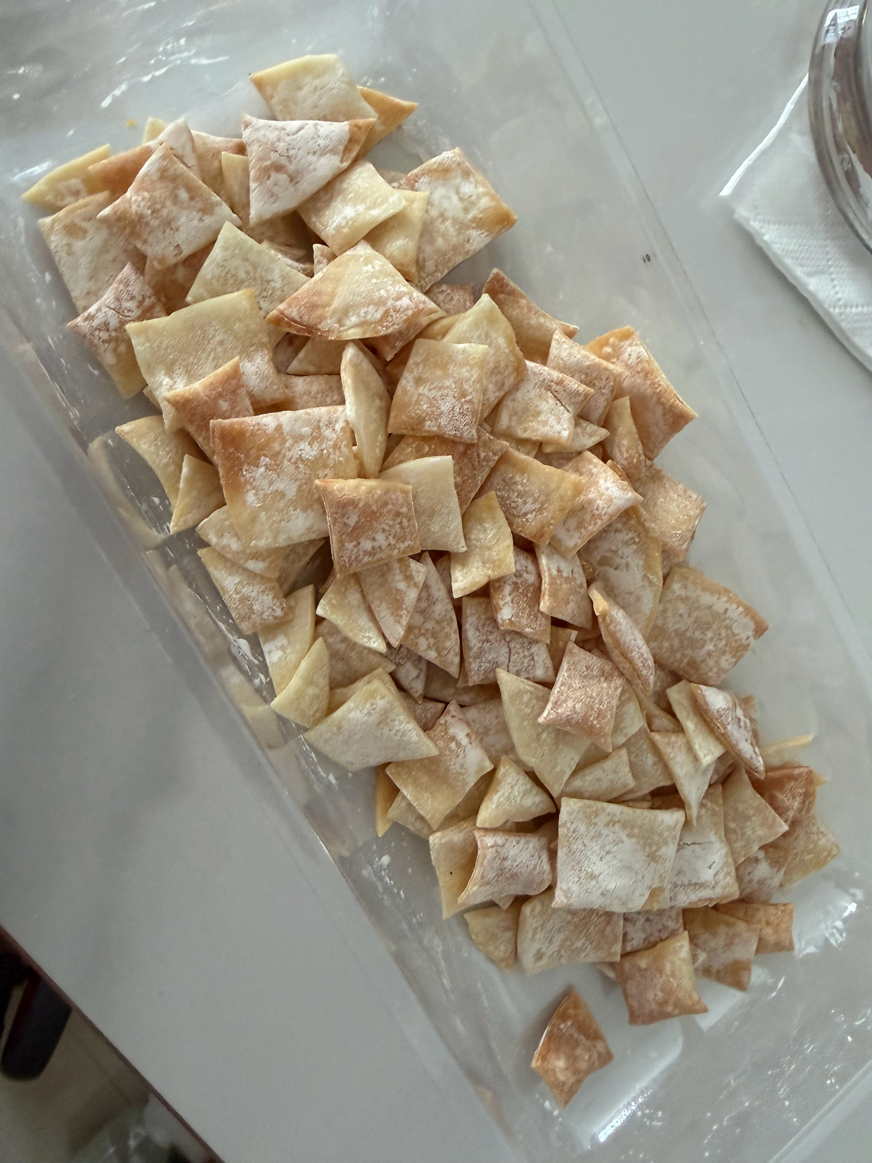 深夜厨房吃剩下的饺子皮切块，塞进空气炸锅160度8分钟，拉出来看看不满意的话，再