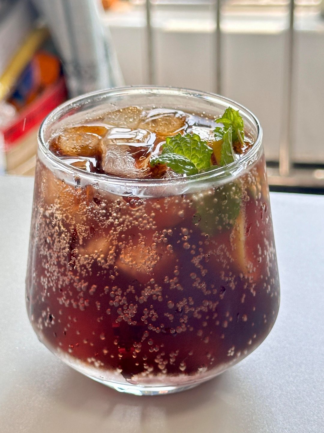 柠檬可乐是一种很受欢迎的碳酸饮料组合。 饮品   | 做法很简单，将柠檬切片或榨