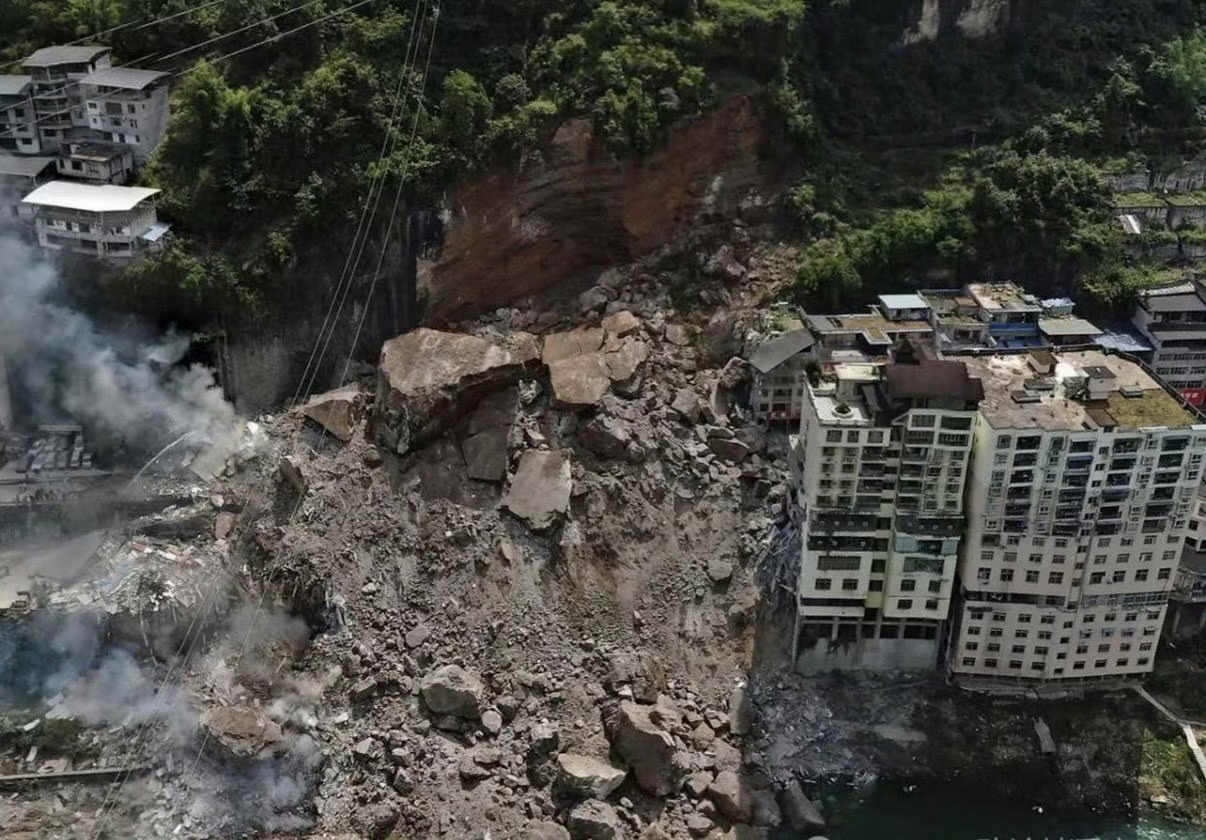重庆山体崩塌前后对比灾害真的很严重，眼下最重要的就是及时抢救 