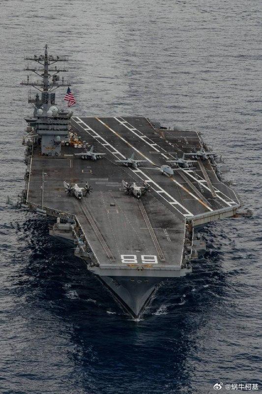 美国海军一架MQ-25A黄貂鱼无人空中加油机（位于四架战斗机之间）在尼米兹号上参