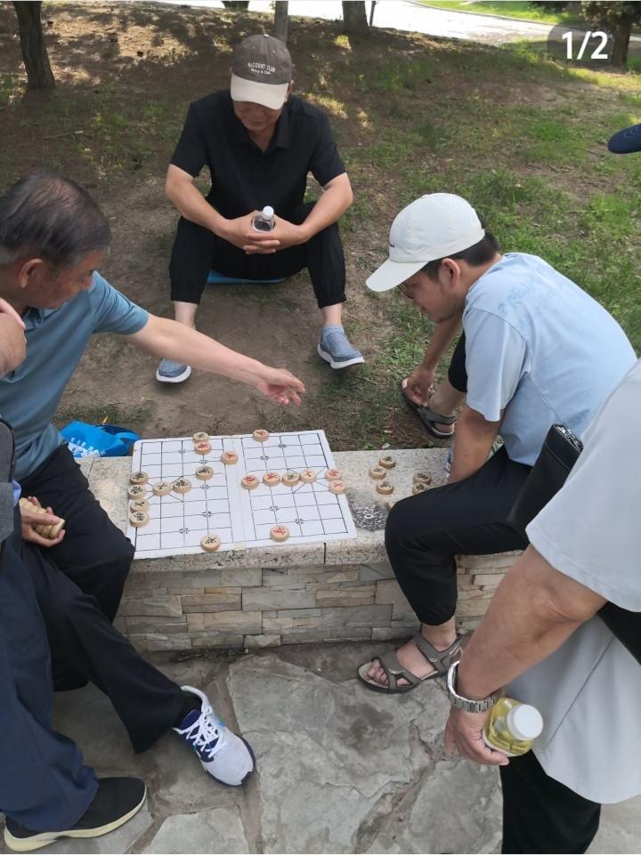 昨天我老叔在广场下棋，偶然碰到和自己儿子离婚一年多的前儿媳。她远远就笑着喊了老叔