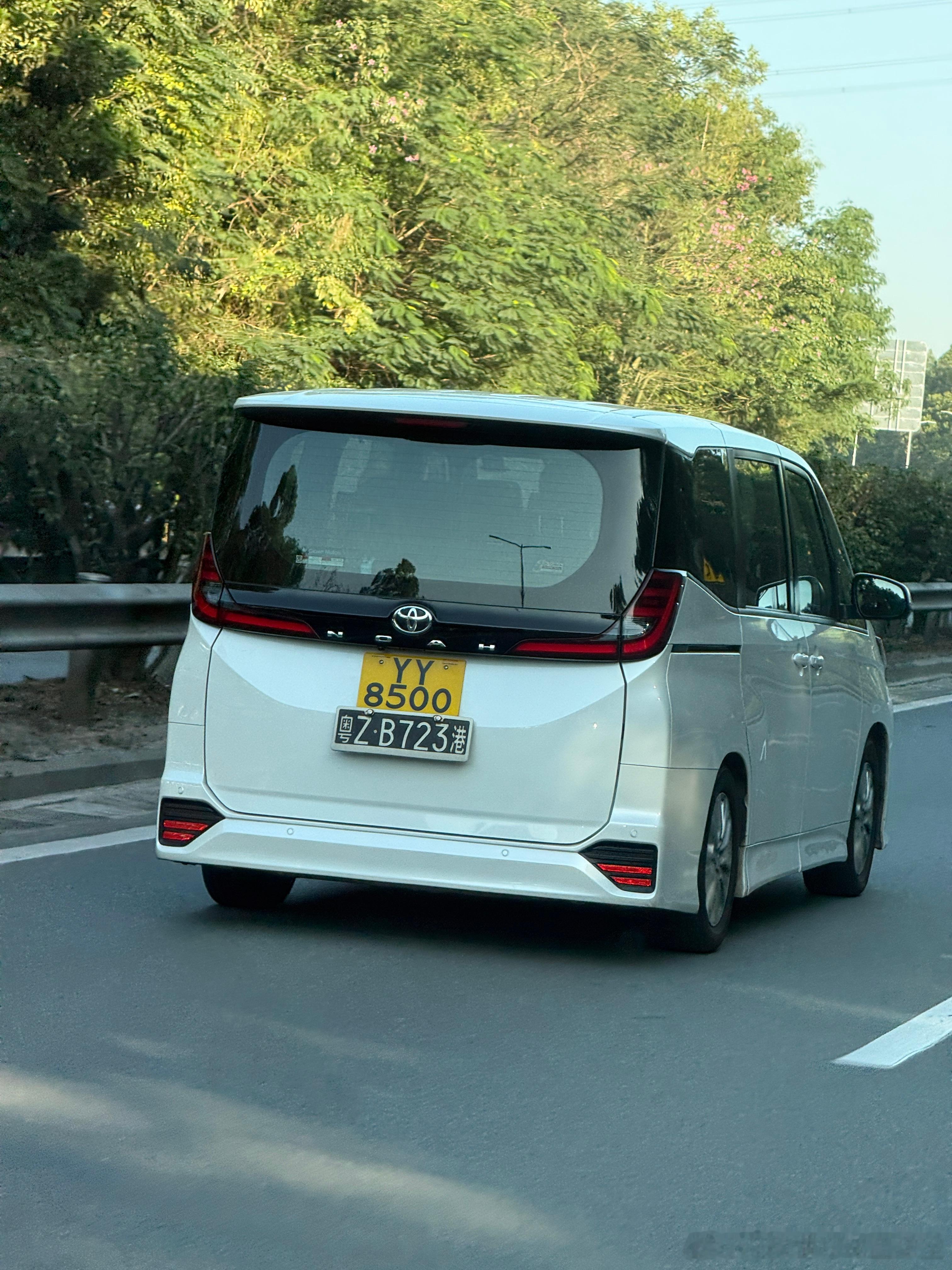 mini版的埃尔法还是颜值很高的，大小和奥德赛尺寸差不多 