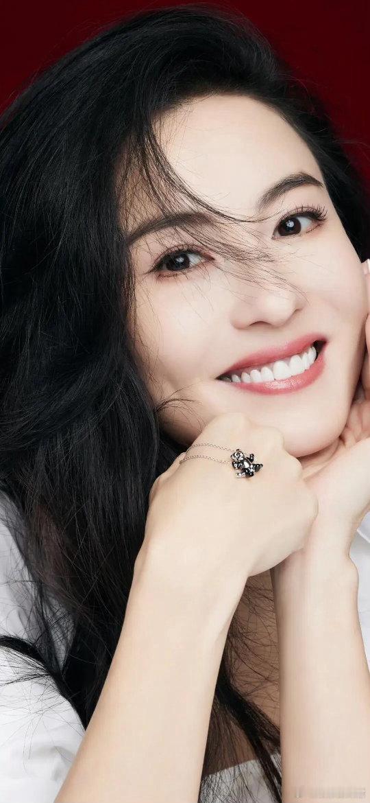 张柏芝宣布以歌手身份回归乐坛人生不止一面，歌声续写新篇。张柏芝正式回归歌手身份，