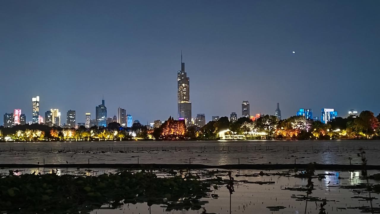 从平视到俯视，夜晚的玄武湖给你与白天不一样的质感。