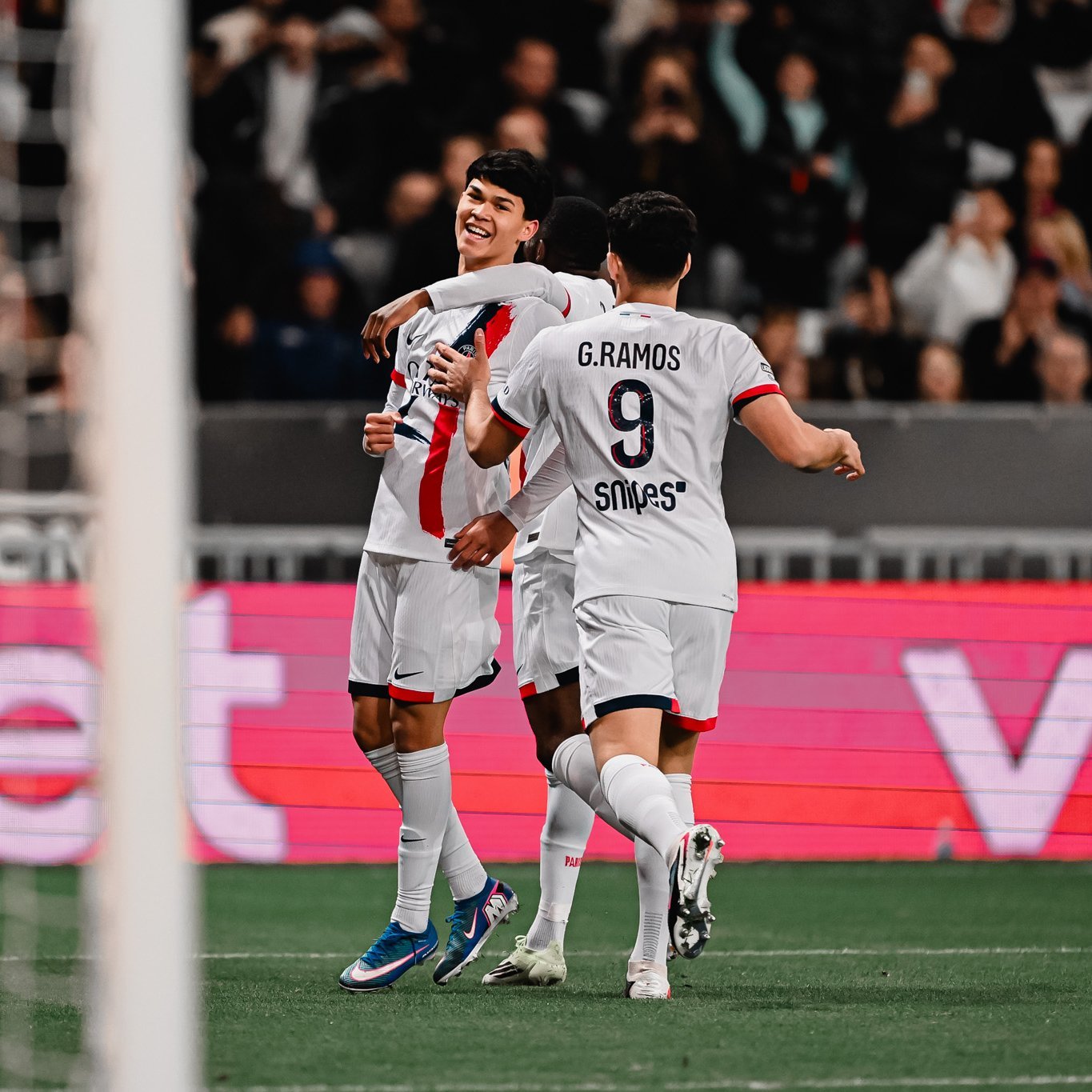 法甲  谈及他打进巴黎生涯首球，德罗表示： “主教练给予了我信任。我一直在尽全力