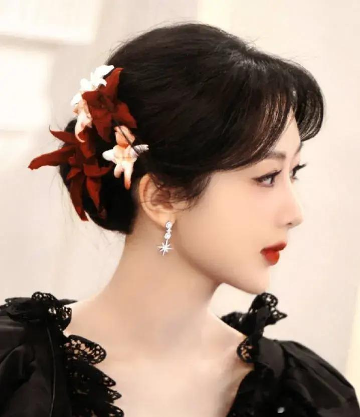 杨紫，今天娱乐圈最大的惊喜！5月30日，杨紫突然冲上热搜，她竟然凭借《长相思》入