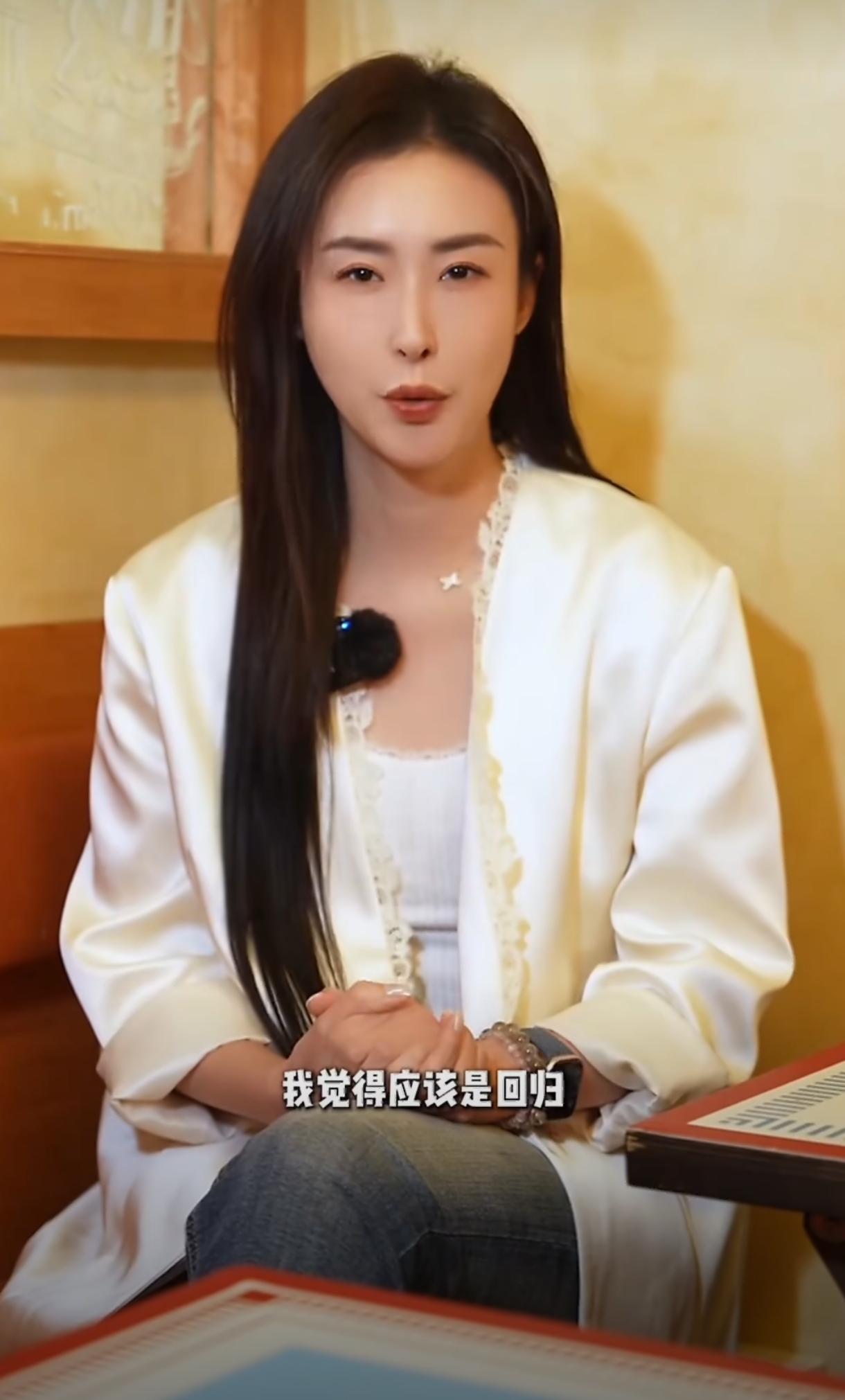 初代顶流车模兽兽，沉寂多年官宣回归？
 
近日，曾被称为中国第一车模的兽兽，本名