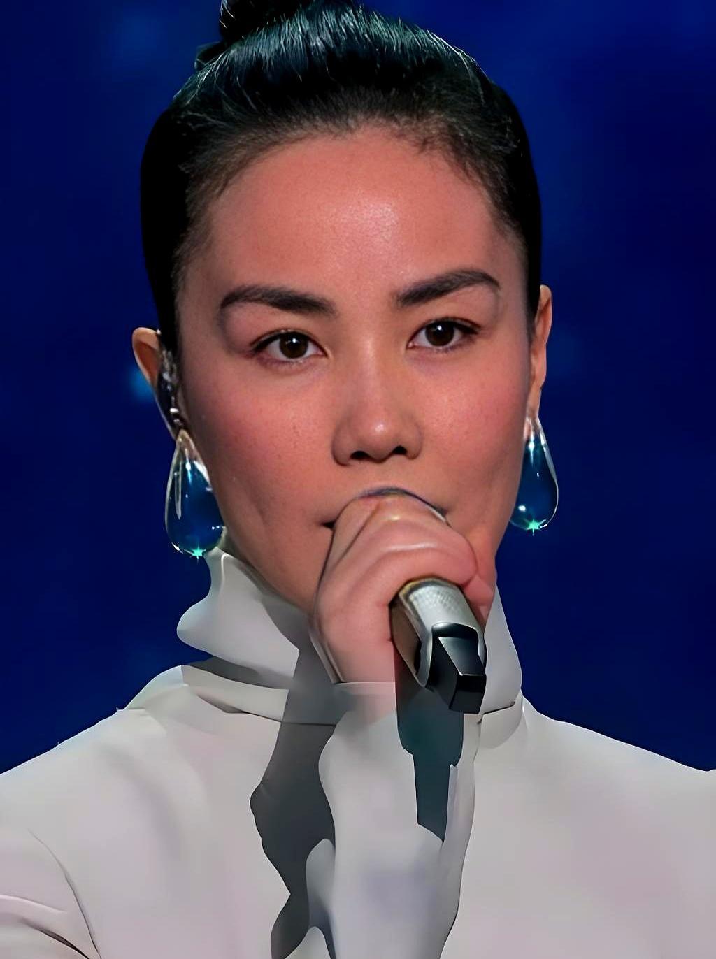 王菲春晚假唱都唱不好？有人说她气息弱得像KTV妈妈，眉毛画成寿眉，耳环像洗衣凝珠