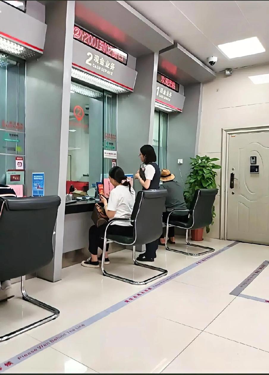 银行取款为何如此繁琐？
吴晓求教授揭示背后真相！

最近，很多人在银行取款时都遇