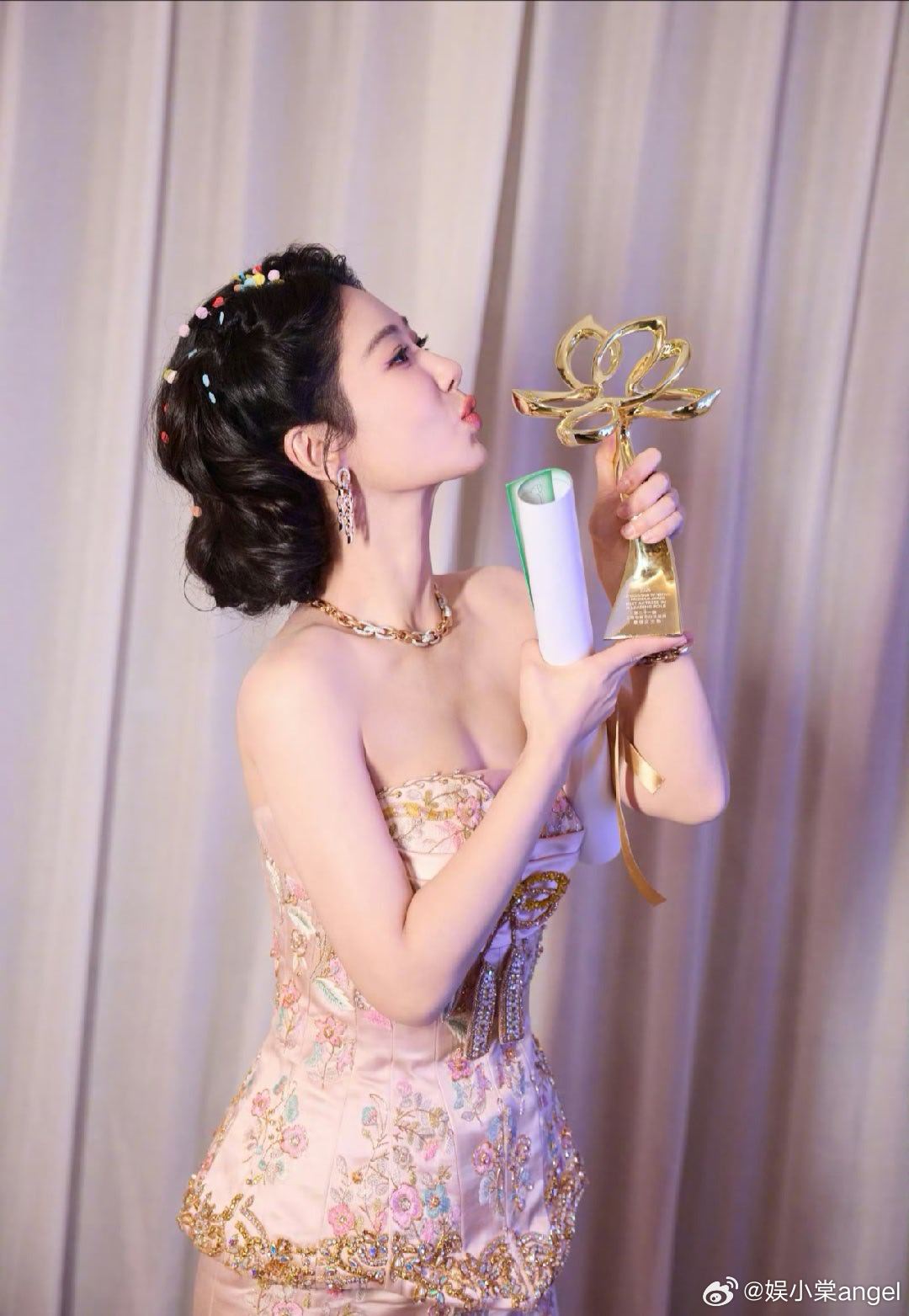 白玉兰口碑迪丽热巴的金鹰视后和杨紫白玉兰视后谁的争议更大呢目前90花只有这两位有