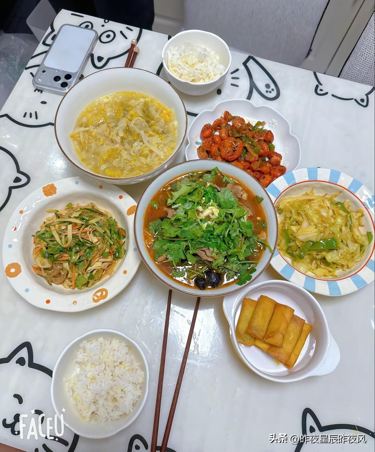 都说吃外卖不好
我家邻居阿姨71岁了，不会做饭，老伴去世10多年了，一日三餐吃现