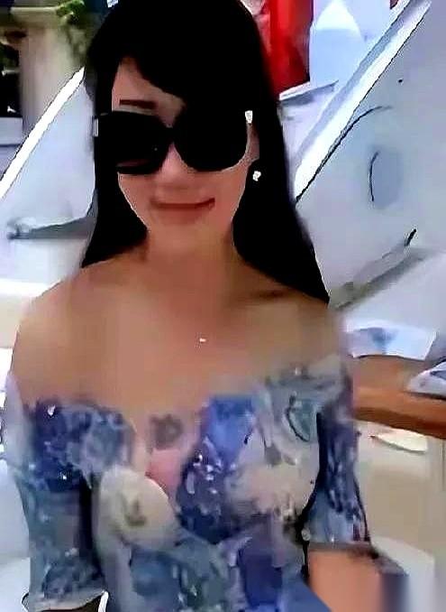 一根针，小心翼翼地，在安全套上扎下一个几乎看不见的小孔。
两个月后，验孕棒“啪”