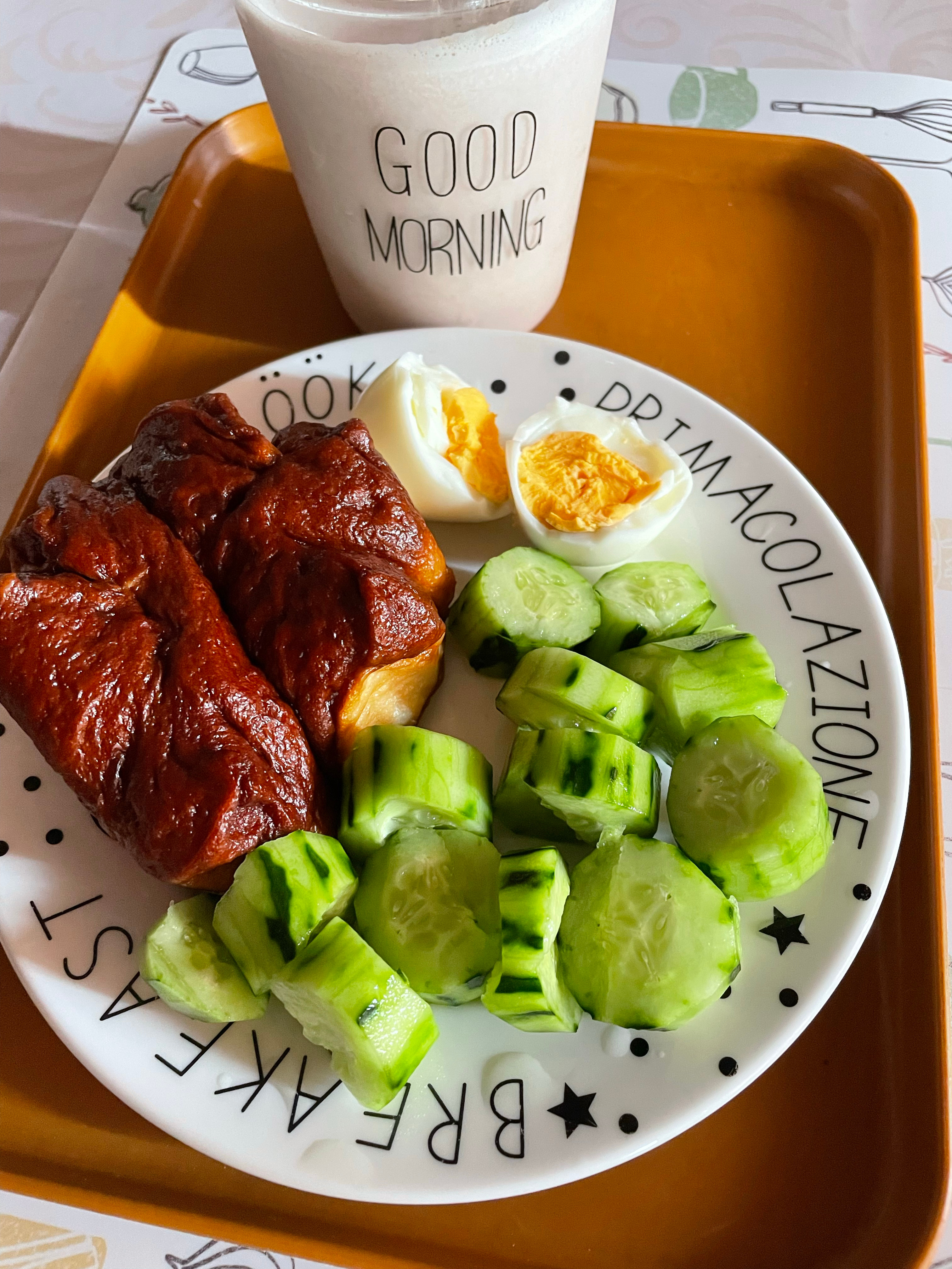 早餐吃黄瓜 鸡蛋 金刚奇（我老家的叫法）可可香蕉奶昔 
