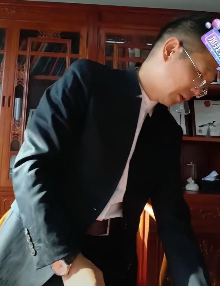 李律二审开战前竟忙到凌晨！
12点开播整装待发，网友：心疼又佩服[加油]

你们