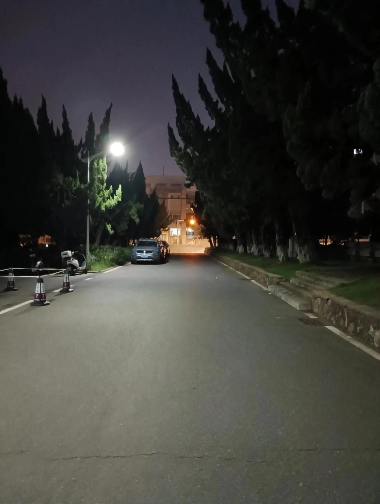 10.1号回家，碰到了邻居家的孩子，他说经济环境不好，辞职了，他爸，说他35岁，
