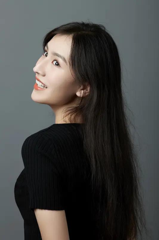 安徽阜阳3岁半的“奶瓶小演员”田佳卉最近可太火啦！视频里她化着彩妆、身着戏服，抱