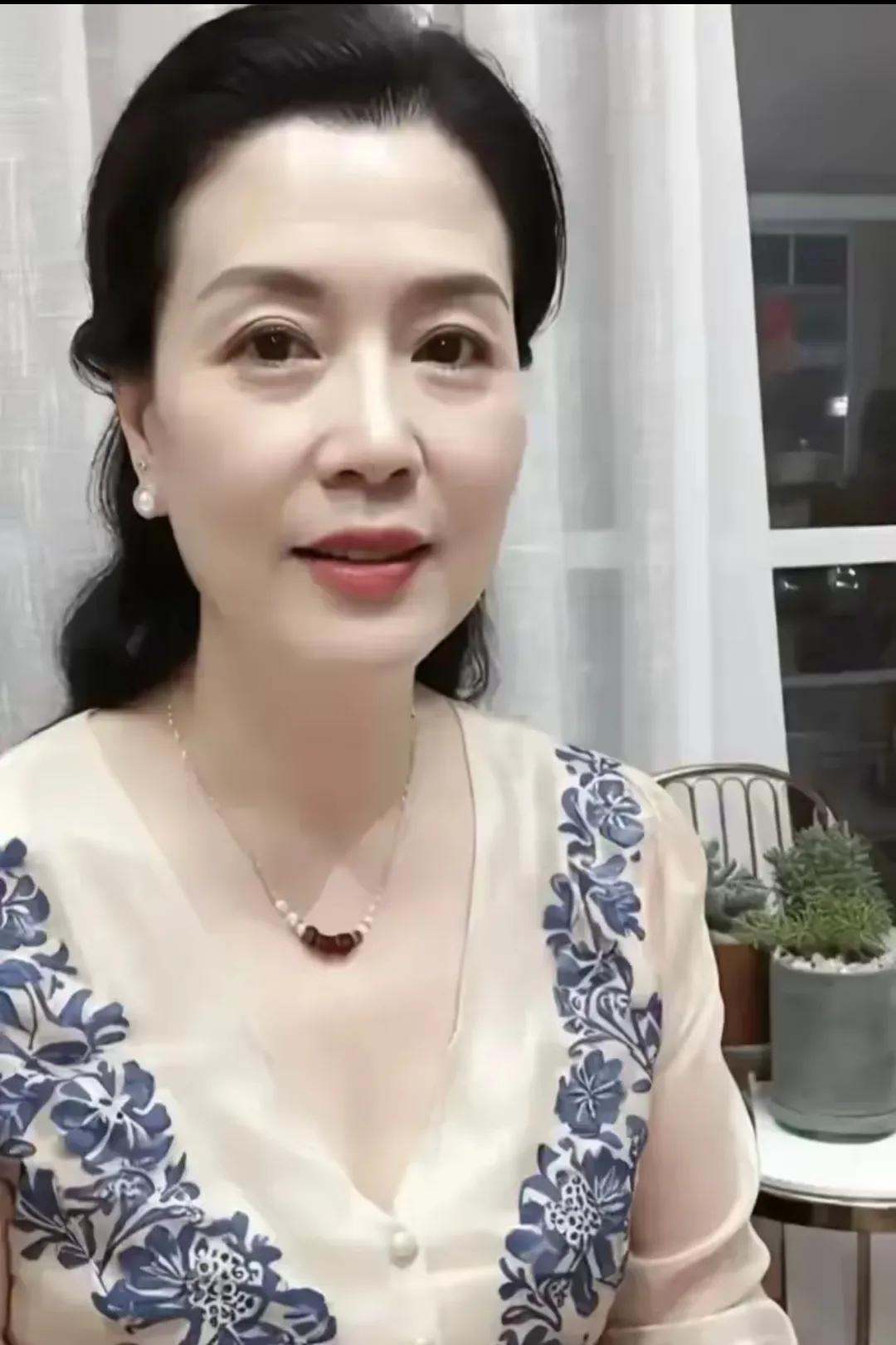 岁月的叠加，也是一种靓丽的风采，让阿姨增添了韵味高清美女 身材