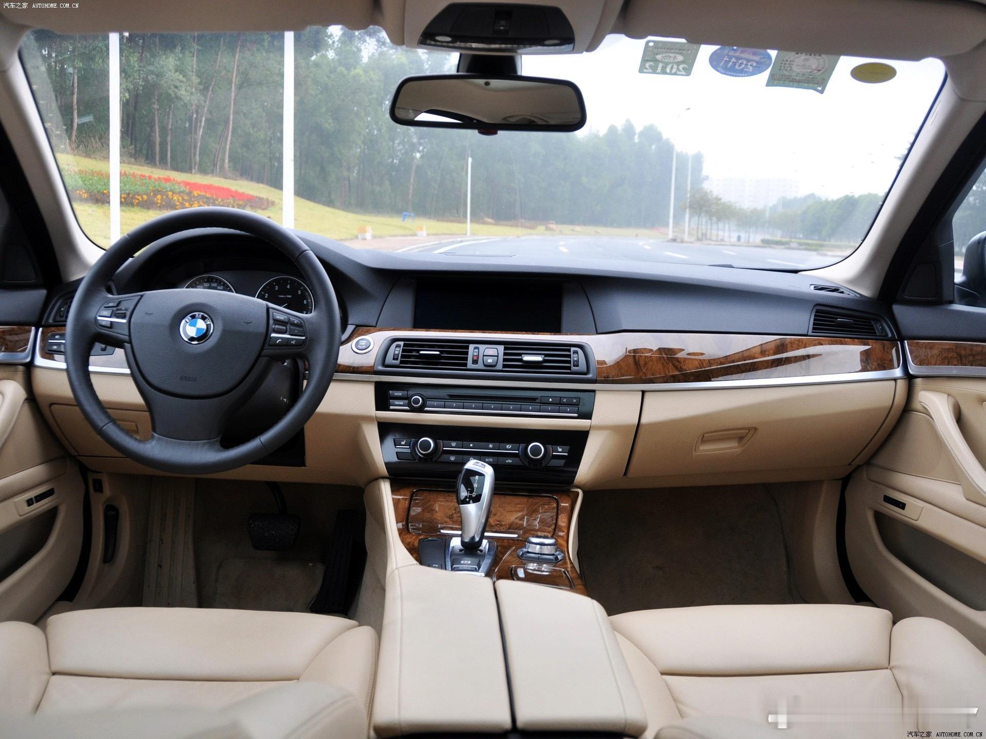 我觉得配色真的很影响观感，我觉得这两款配色，让整个车内氛围完全不同。我个人还是喜