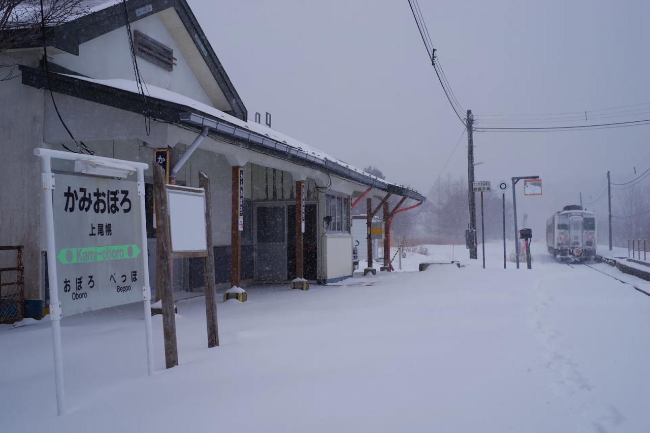 北海道的这辆公交车，这个站点每次上车只有一个人，是在读高中的女孩，公交车存在的意