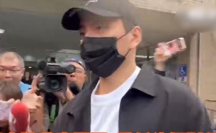 艺人王大陆涉嫌伪造文书案在台湾新北地方法院开庭审理王大陆当庭承认使公务员登载不实