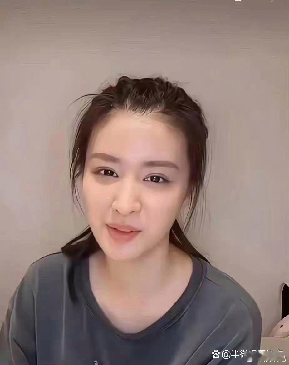 王楚然直播，近乎素颜出镜，连发型都显得格外高雅，这颜值真心令人心动！ 