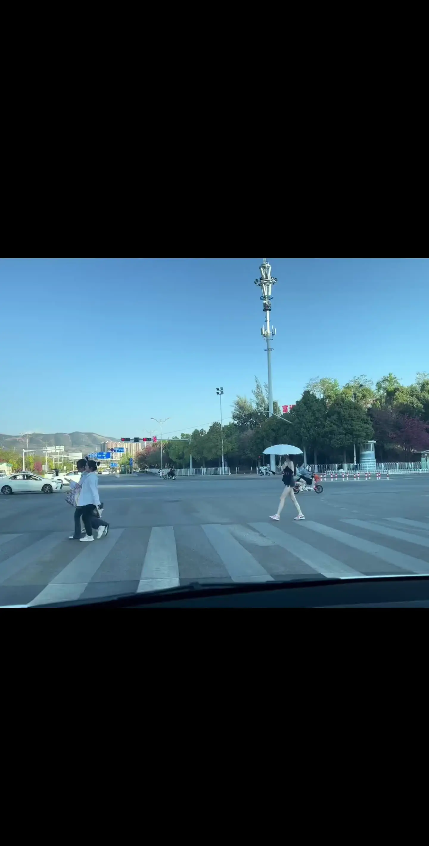 这 天空也太白了吧！