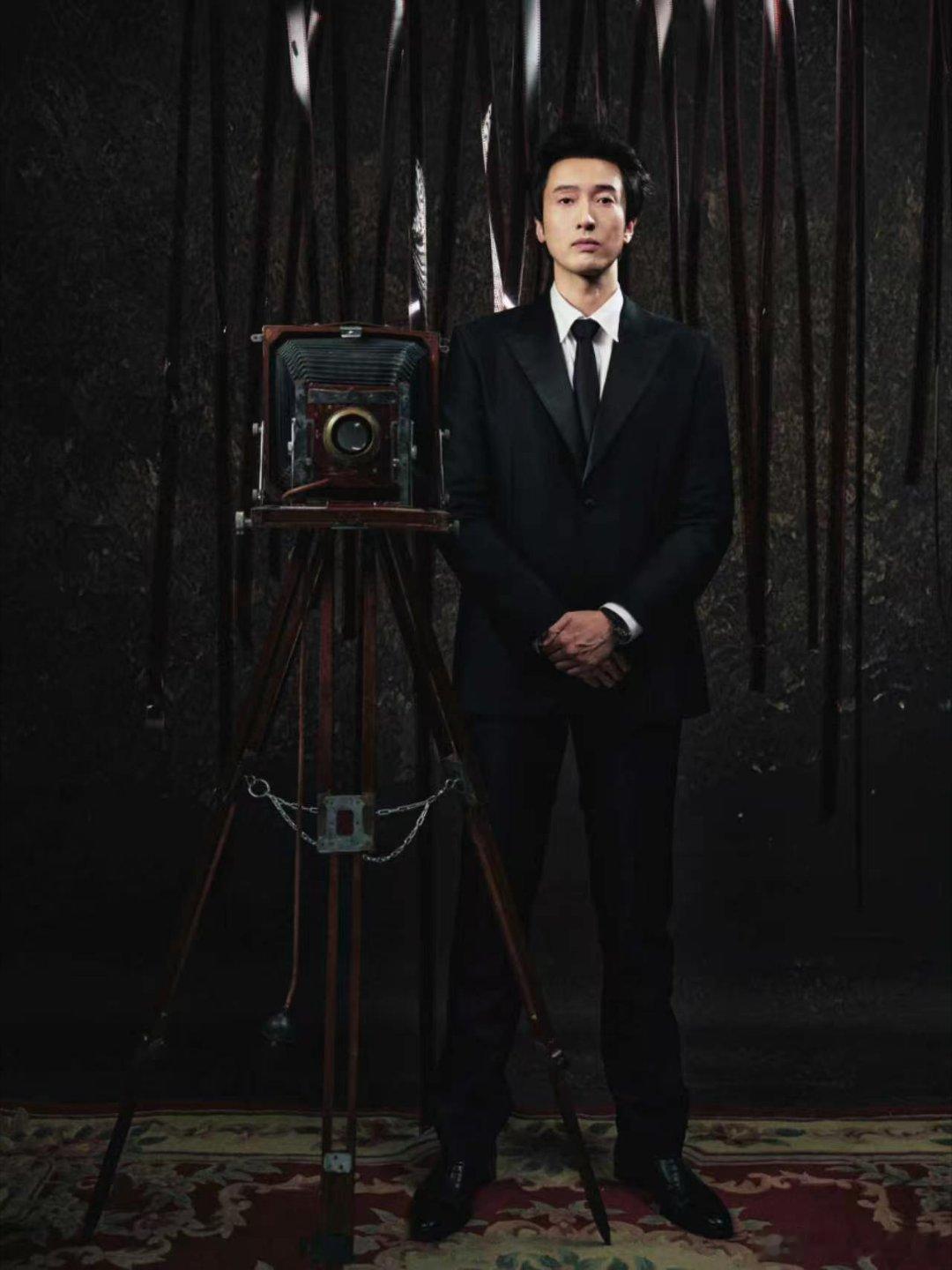 王传君上周魅魔这周丧尸 短短两期舞台见证王传君超强可塑性，上周西装亮相沉稳吸睛，