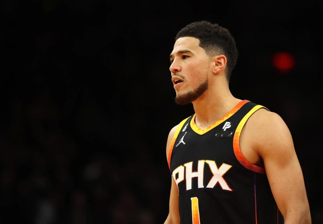 看NBA上咪咕视频，在太阳媒体采访日当天，布克谈到自己的球衣号码从“1”号换成“