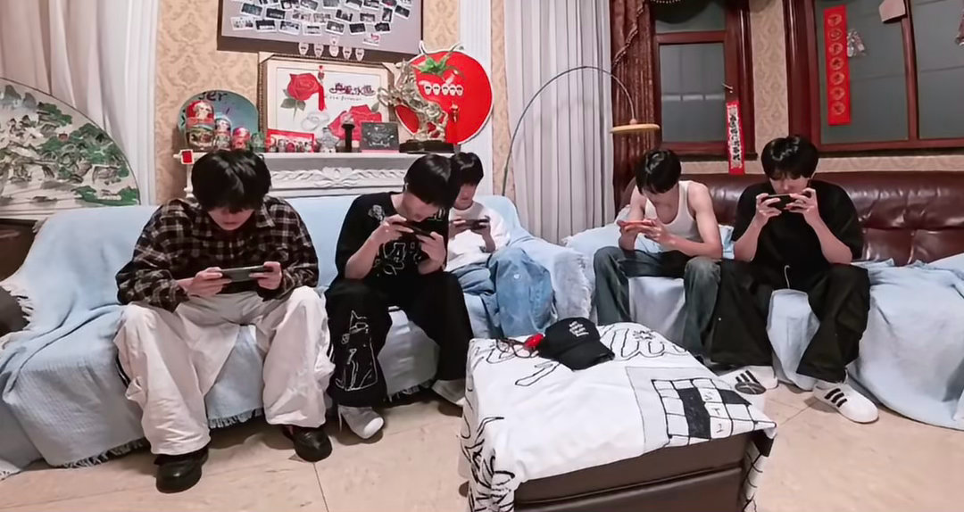 几个人就坐这打瓦好难绷 
