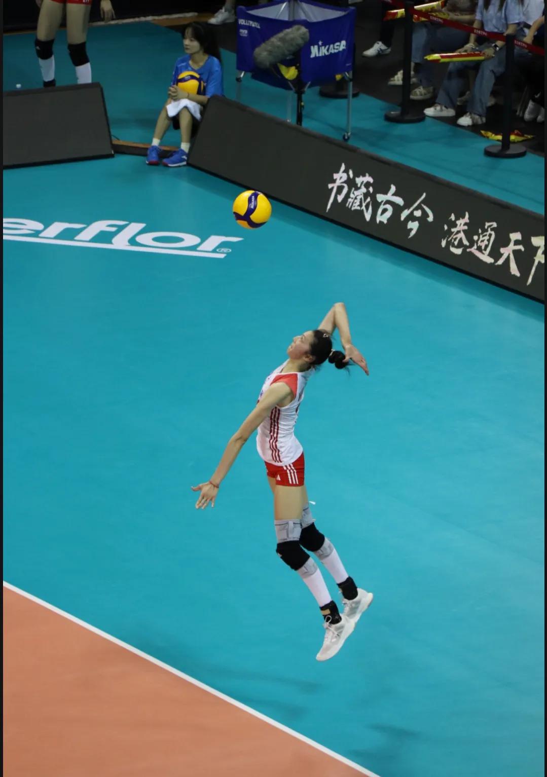 吴梦洁替补上场3局拿下19分，23扣14中2失误被拦，2拦3发。

#中国女排3