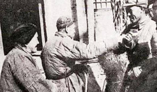 1943年，冀东300名八路军被鬼子包围，一名老者从驴背上跳下来，手拿一把“英七