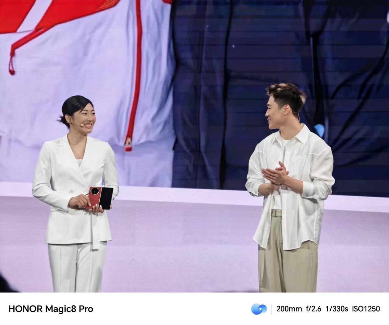 米兰冬奥会冠军、荣耀Magic V6 实力见证官徐梦桃，与同是米兰冬奥冠军的丈夫
